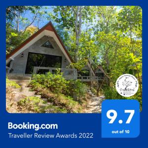 Baan Rai Me Rak Organic Farmstay في بانبا كلوك: a picture of a house with the text traveling review awards