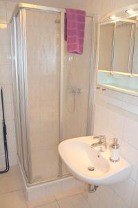 ein Badezimmer mit Waschbecken und Dusche in der Unterkunft Doppelzimmer - Monteurswohnung - Arbeiterwohnung 4-8 Personen in Plaue