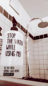 Znak, który mówi "Zatrzymaj wodę, używając mnie" w obiekcie WINEHOUSE Living w mieście Leutschach