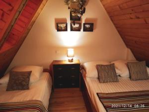 Posteľ alebo postele v izbe v ubytovaní Apartament Pomarańczowy z basenem i sauną