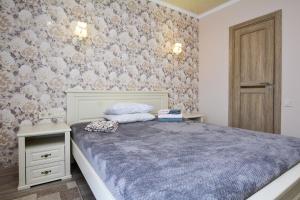 ヘリボブカにあるПарк-отель Коттеджи Меркурийのベッドルーム1室(青い毛布付きのベッド1台付)
