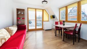 Svetainės erdvė apgyvendinimo įstaigoje Apartamenty Sun & Snow Poronin