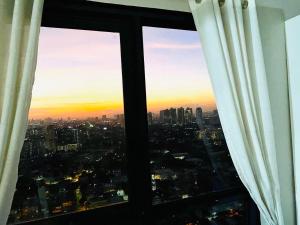 Blick auf die Skyline der Stadt aus dem Fenster in der Unterkunft The Sentinel Residences in Manila