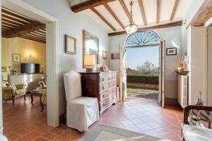 Posezení v ubytování Villa Alberta, Panoramic 4 Bedrooms Farmhouse with Private Pool in Lucca close to Town Centre