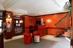 un restaurante con paredes de color naranja y sillas rojas en Hotel Food & Drink, en Altomonte