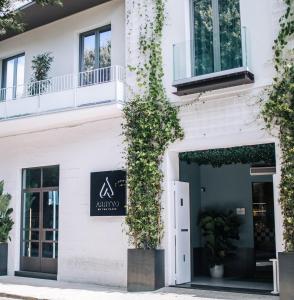 un bâtiment blanc avec un panneau qui lit en terre cuite dans l'établissement Arryvo Hotel, à Lecce