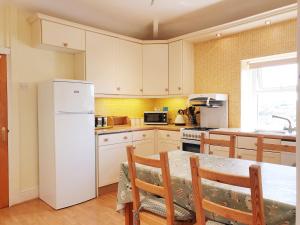 Kitchen o kitchenette sa BRYN GORS-3 BED-FIRST FLOOR APT- YARDS FROM BEACH