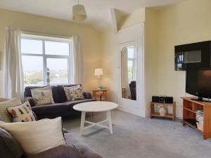 Seating area sa BRYN GORS-3 BED-FIRST FLOOR APT- YARDS FROM BEACH