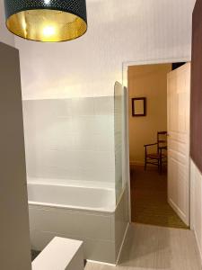 La salle de bains est pourvue d'une douche et d'un lustre. dans l'établissement La Maison de Thaïs, à Arles