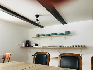 Příslušenství pro přípravu čaje a kávy v ubytování Guest House La TaTa