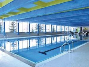 FINESTRA SUL BOSCO - MONOLOCALE MARILLEVA 1400 tesisinde veya buraya yakın yüzme havuzu