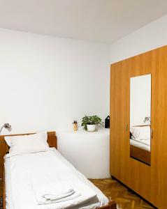 - une chambre avec un lit doté d'une porte en bois et d'un miroir dans l'établissement Casa Zâna Bună, à Gherla