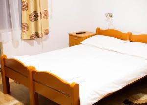 - 2 lits jumeaux dans une chambre avec rideau dans l'établissement Casa Zâna Bună, à Gherla