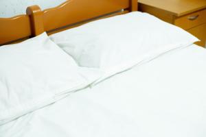- 2 oreillers blancs installés au-dessus du lit dans l'établissement Casa Zâna Bună, à Gherla