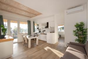 een keuken en een woonkamer met een tafel en stoelen bij GRANDE, TERRAZZATO perfetto per famiglie e gruppi in Rome
