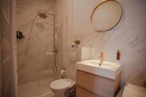 Vonios kambarys apgyvendinimo įstaigoje Luxury Suites Meir
