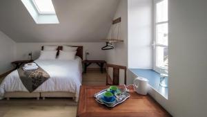 sypialnia z łóżkiem i tacą naczyń na stole w obiekcie La Houache Chambres d'Hôtes w mieście Le Pellerin