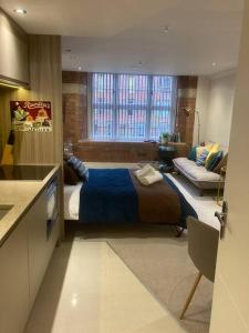ein Schlafzimmer mit einem Bett und einem Sofa in einem Zimmer in der Unterkunft 48 Cocoa Suites, York City Centre in York