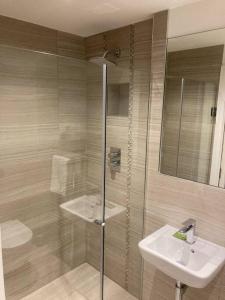 ヨークにある48 Cocoa Suites, York City Centreのシャワーと洗面台付きのバスルーム
