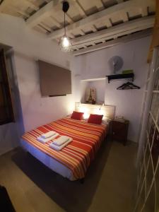 ベヘール・デ・ラ・フロンテーラにあるLoft del Azulejoのベッドルーム1室(ベッド1台、タオル2枚付)
