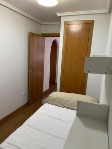 Posteľ alebo postele v izbe v ubytovaní TORREVIEJA