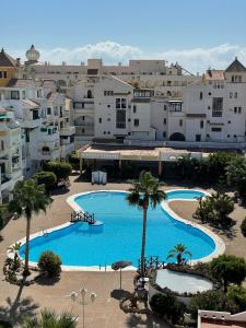 una vista aérea de una gran piscina con edificios en Apartamentos Roquetas Beach, en Roquetas de Mar