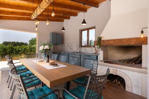 a dining room with a table and chairs and a fireplace at Vitis Apartment Istra in Tinjan