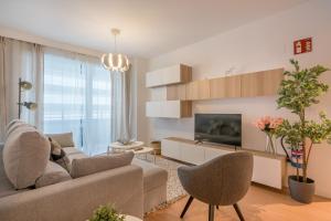 een woonkamer met een bank en een tv bij Goizeder apartment by People Rentals in Bilbao