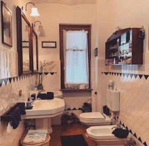 uma casa de banho com um lavatório e um WC em Agriturismo i Gessi em Calvignano