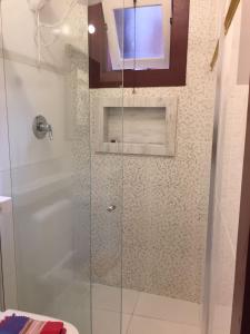 y baño con ducha y puerta de cristal. en Pousada Solar do Carmo, en Ouro Preto