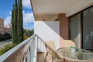 En balkon eller terrasse på Phaedrus Living City View Luxury Flat Georgos 203