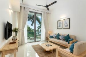 un soggiorno con divano e TV di Oceanfront Condominiums Galle a Galle