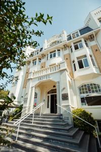 Cet hôtel est accessible par des escaliers. dans l'établissement Hotel Astoria, au Coq