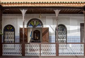 Riad Al Jana في مراكش: نافذة أمامية لكنيسة بها زجاج ملون