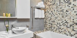 A bathroom at Staybridge Suites - Doha Lusail by IHG