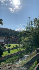 Elle offre une vue sur un parc arboré et une rivière. dans l'établissement La Casita del Treceño cerca de Comillas, à Treceño