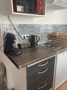 Η κουζίνα ή μικρή κουζίνα στο Logement 8 personnes à St Aignan centre