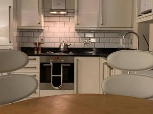 Kitchen o kitchenette sa Cheerful 2-bed cottage with 2 free parking Leeds