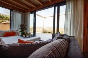un soggiorno con divano e una grande finestra di Dunes of Egmond a Egmond-Binnen