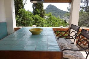 une table verte avec un bol en haut dans l'établissement Mountain Finca with Pool, à Puigpunyent