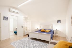 A bed or beds in a room at La Casetta Lovely Apartment in Bari Vecchia