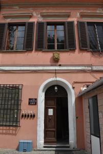 a pink building with a door and windows at Relais Lorebian in Pisa