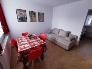 ein Wohnzimmer mit einem Tisch und einem Sofa in der Unterkunft ​Gästehaus Frans-Jozef in Mönichkirchen