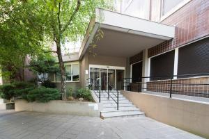 Un escalier mène à la porte d'entrée. dans l'établissement Residenza Cenisio, à Milan