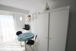 ミアミ・プラトーヤにあるEstudio 7の椅子2脚、テーブル1台、ドア1台が備わるお部屋