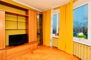 モスクワにあるKvartira Svobodna - Apartments Gruzinskayaの黄色の壁のリビングルーム(薄型テレビ付)