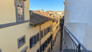 Blick auf eine Gasse zwischen zwei Gebäuden in der Unterkunft La vecchia casa di moda in Cortona