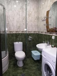 y baño con aseo y lavamanos. en Apartments in the historical center of Batumi, near the seaside park en Batumi