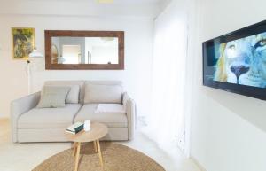 Televízia a/alebo spoločenská miestnosť v ubytovaní Patio Budget Studio 11