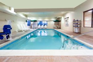 a large swimming pool with blue water at Wingate by Wyndham Erlanger - Florence - Cincinnati South in Erlanger